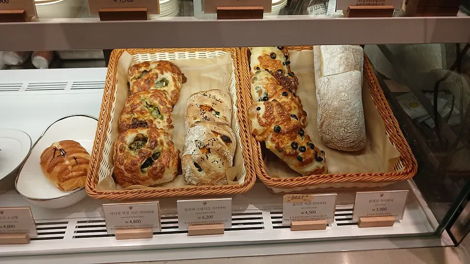블랑제리 탄 다양한 빵 진열 모습