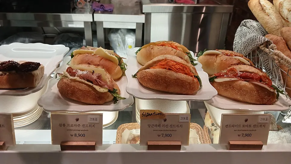 블랑제리 탄 베이커리 진열대 근접 모습