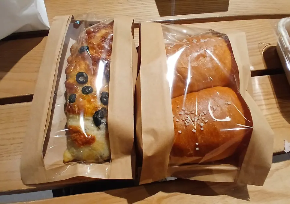 고메버터 소금빵 두 개와 치아바타, 샌드위치