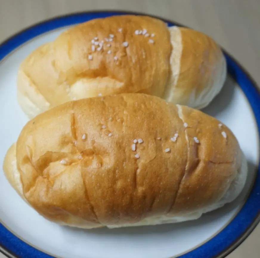 블랑제리 탄 고메버터 소금빵 접시에 담은 모습