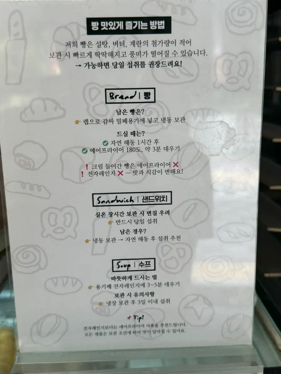 샌드위치와 커피 브런치 구성
