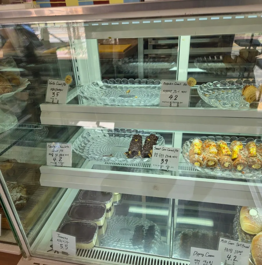 브런치 세트 할인 안내와 샌드위치 진열
