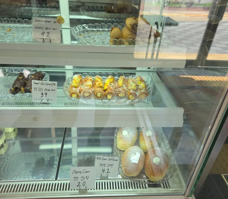 샌드위치와 커피 브런치 구성 진열 모습