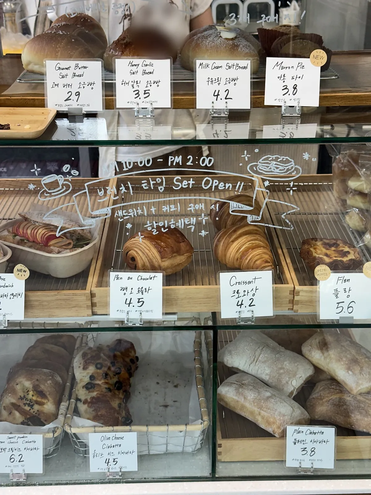 Exterior view of Boulangerie Tan Unjeong Main Branch bakery in Paju