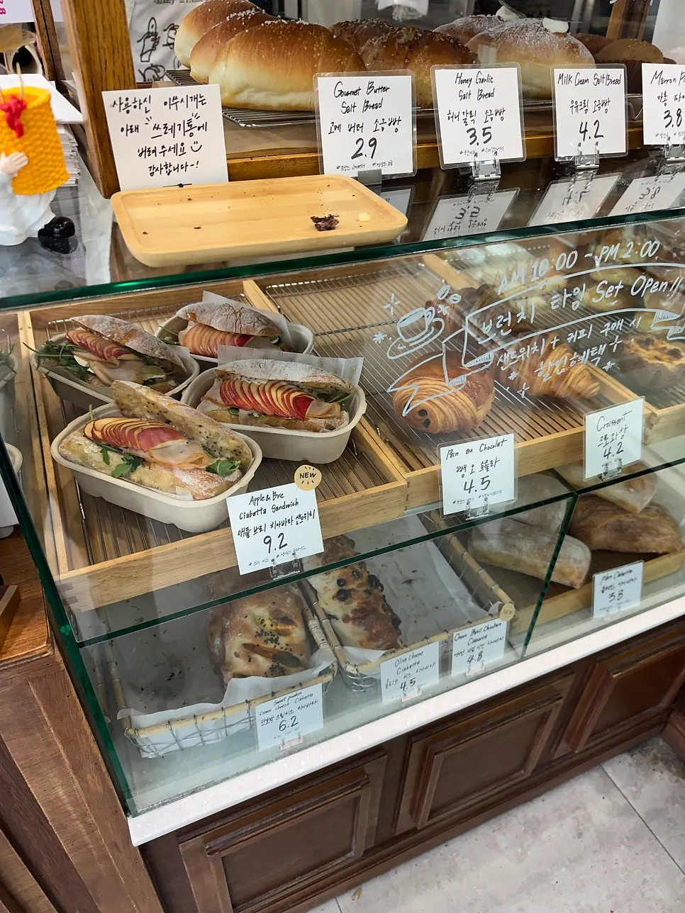 Outside view of Boulangerie Tan Unjeong Main Branch storefront