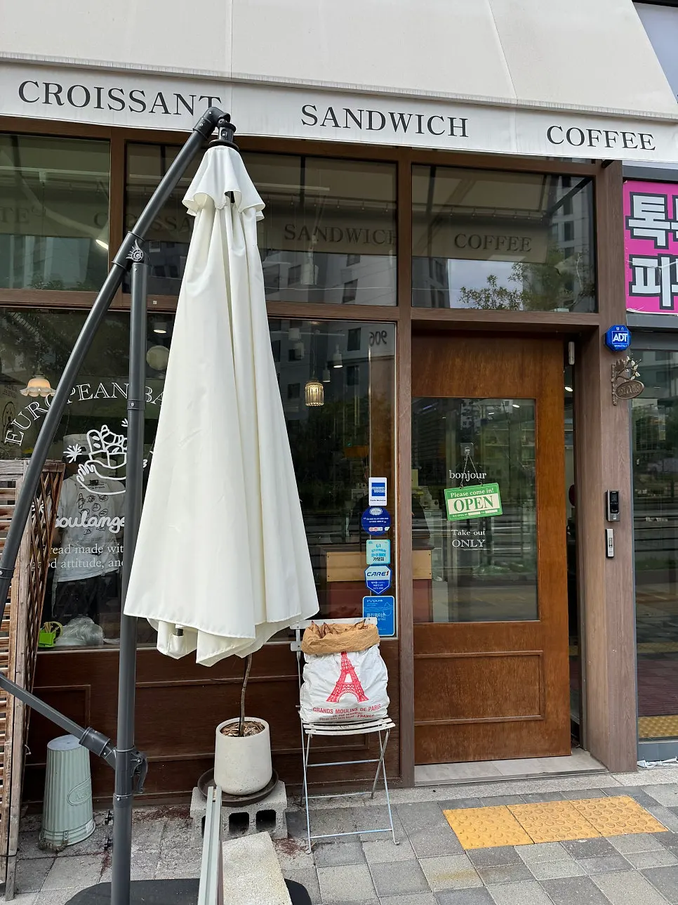 Sign explaining bread reservations at Boulangerie Tan
