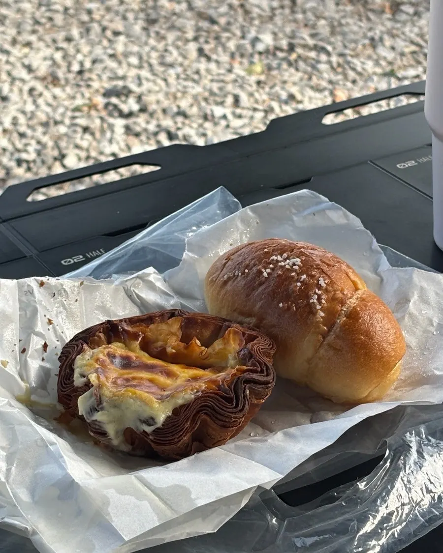 캠핑장 아침으로 차린 플랑과 소금빵