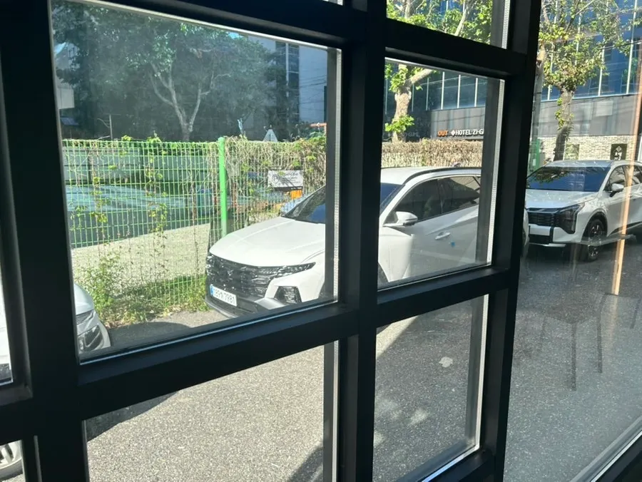 바우트 건물 옆 지상 주차장