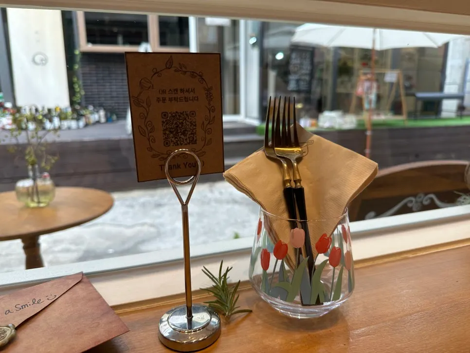 Table setting with cooking time notice