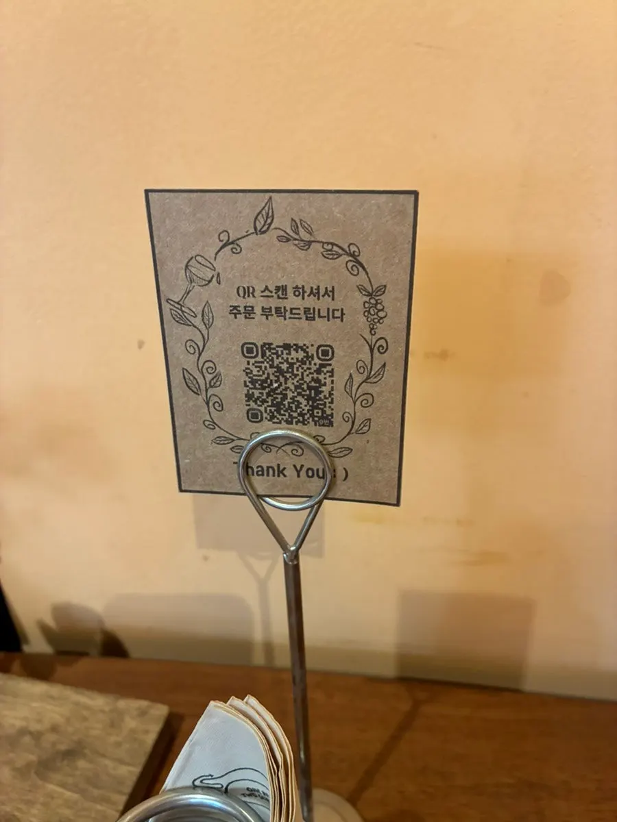 매장 분위기와 어우러진 인테리어 소품
