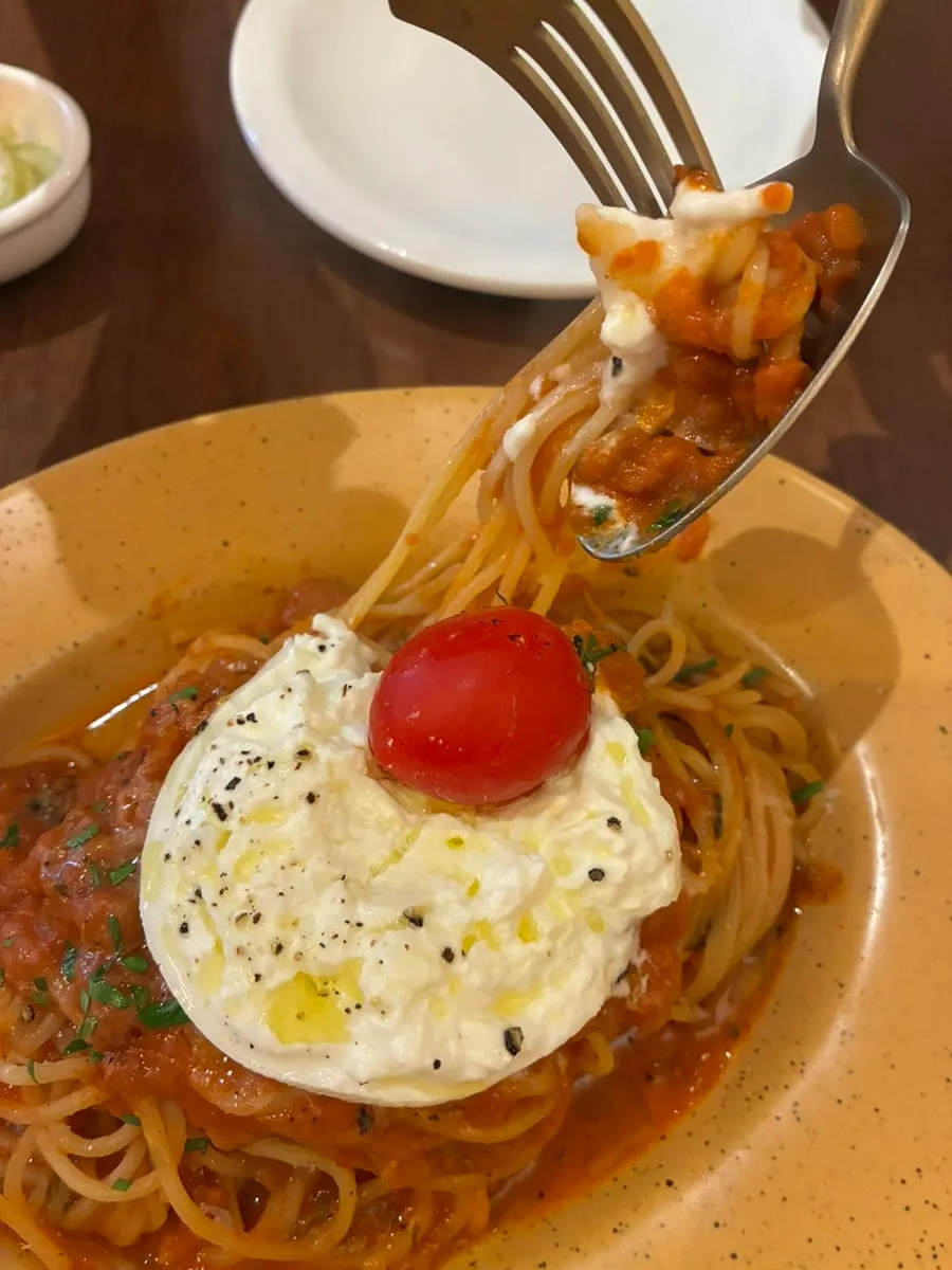 부라타 치즈를 푼 파스타 면
