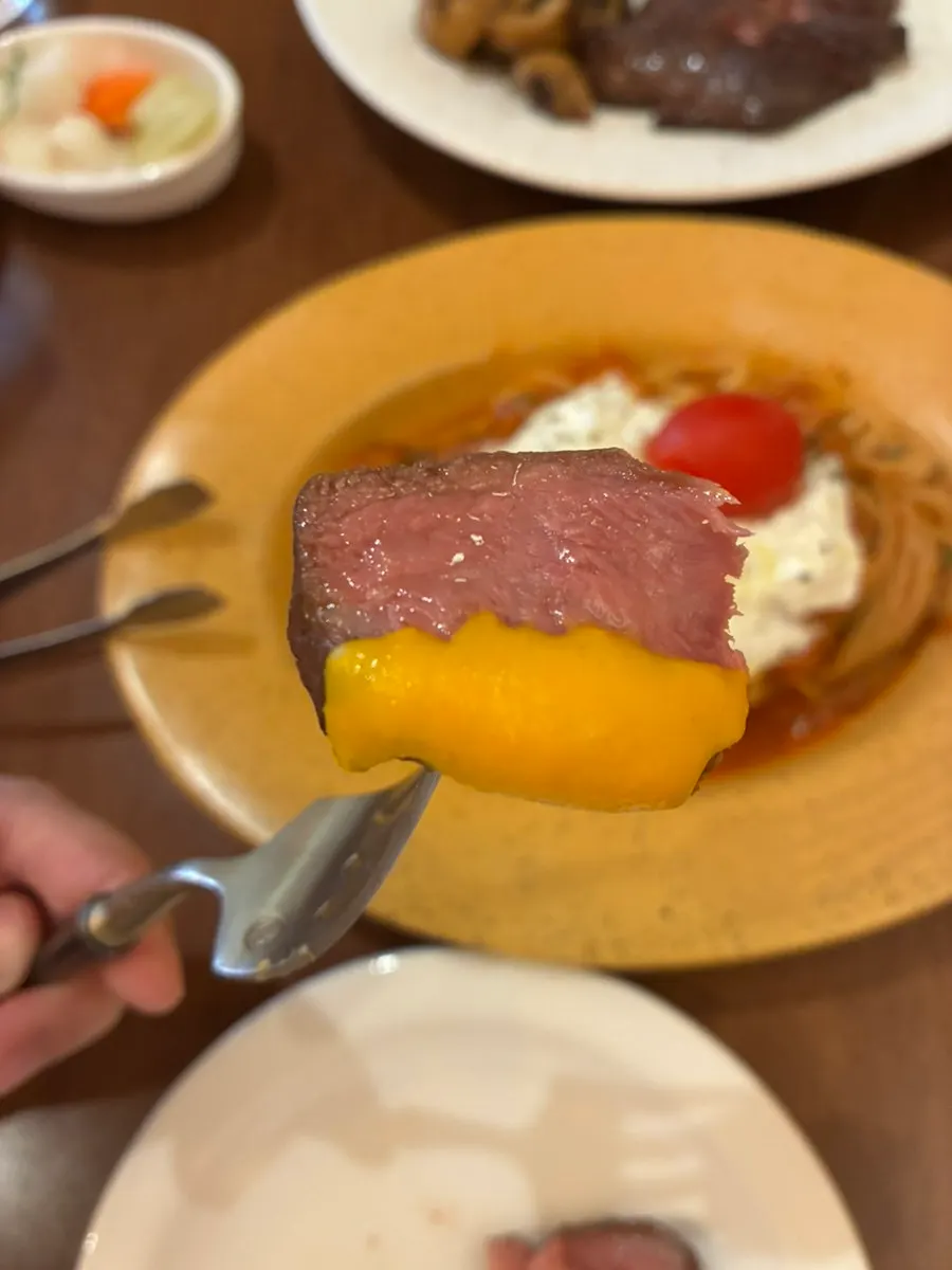 구운 야채를 곁들인 스테이크 한 점