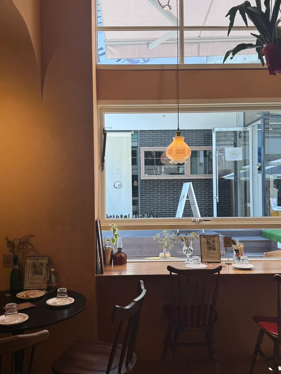 Empty tables at Brassway on a weekday afternoon