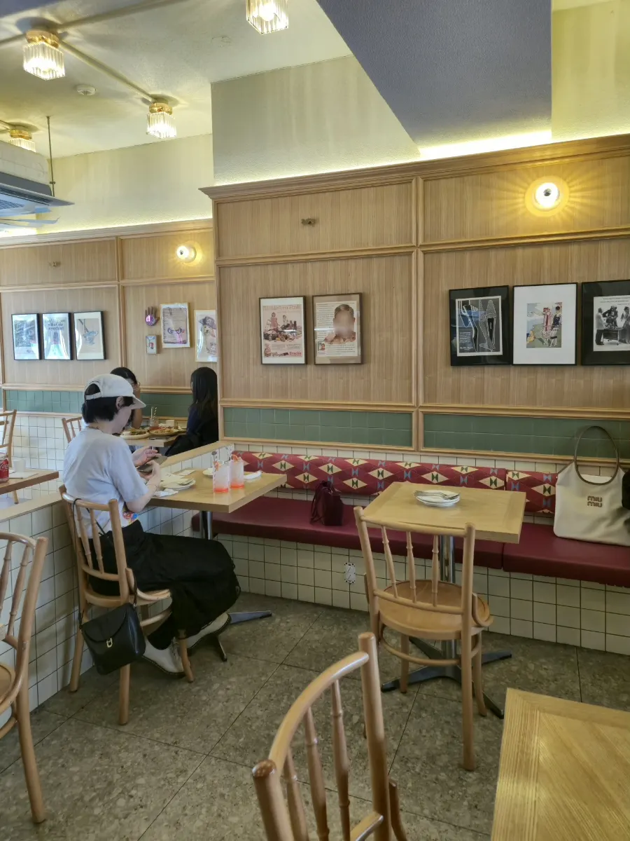 Area around the entrance door of Brivite Seongsu