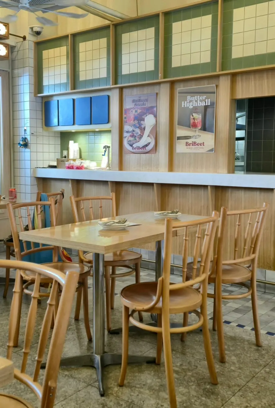 Overview of the dining hall seating at Brivite Seongsu