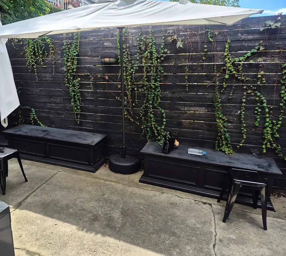 Vista exterior de Brewers Coffee con terraza al aire libre