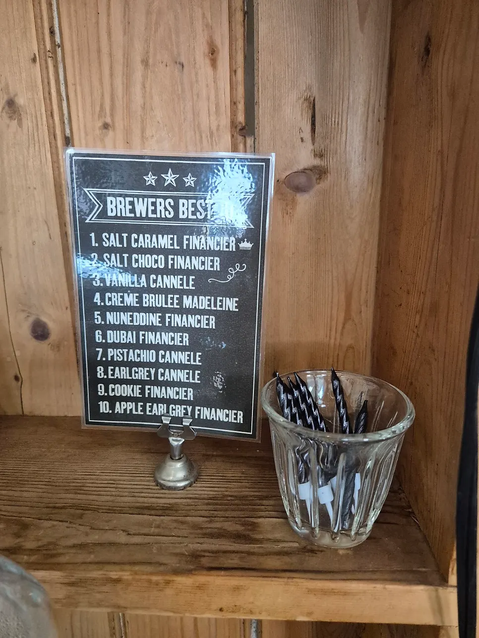 Pared decorada con granos de café a la venta y cuadros de estilo europeo