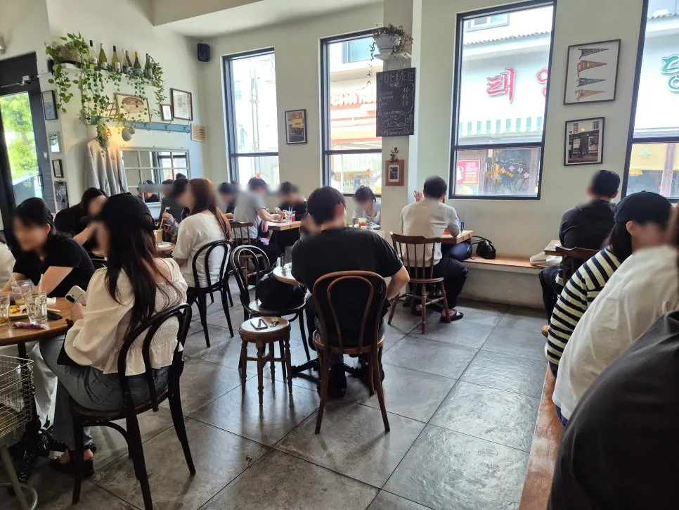 Asientos de la cafetería con mesas para 2, 4 y mesas grupales