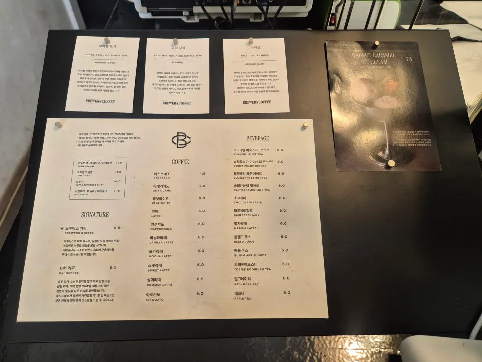 Menú con el menú de firma, cafés y té/ade