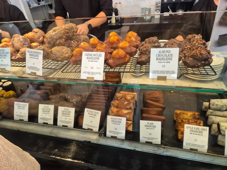 Vitrina con dulces horneados hechos el mismo día