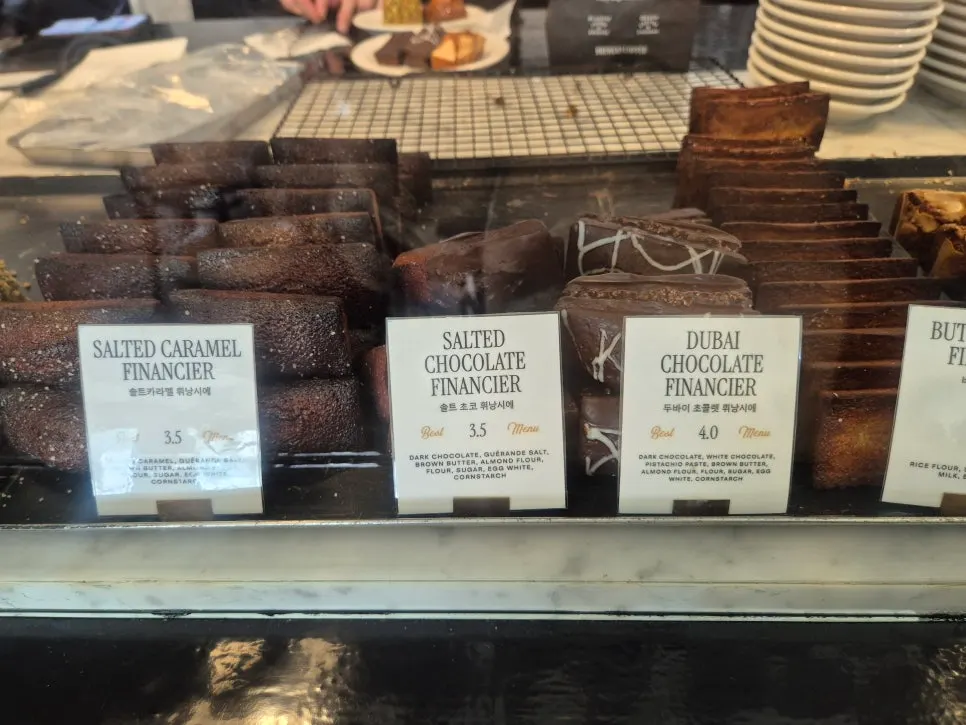 Financiers de salted caramel y chocolate de Dubái en exhibición