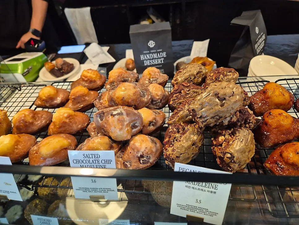Madeleines de chocolate salado y de almendra y chocolate en exhibición
