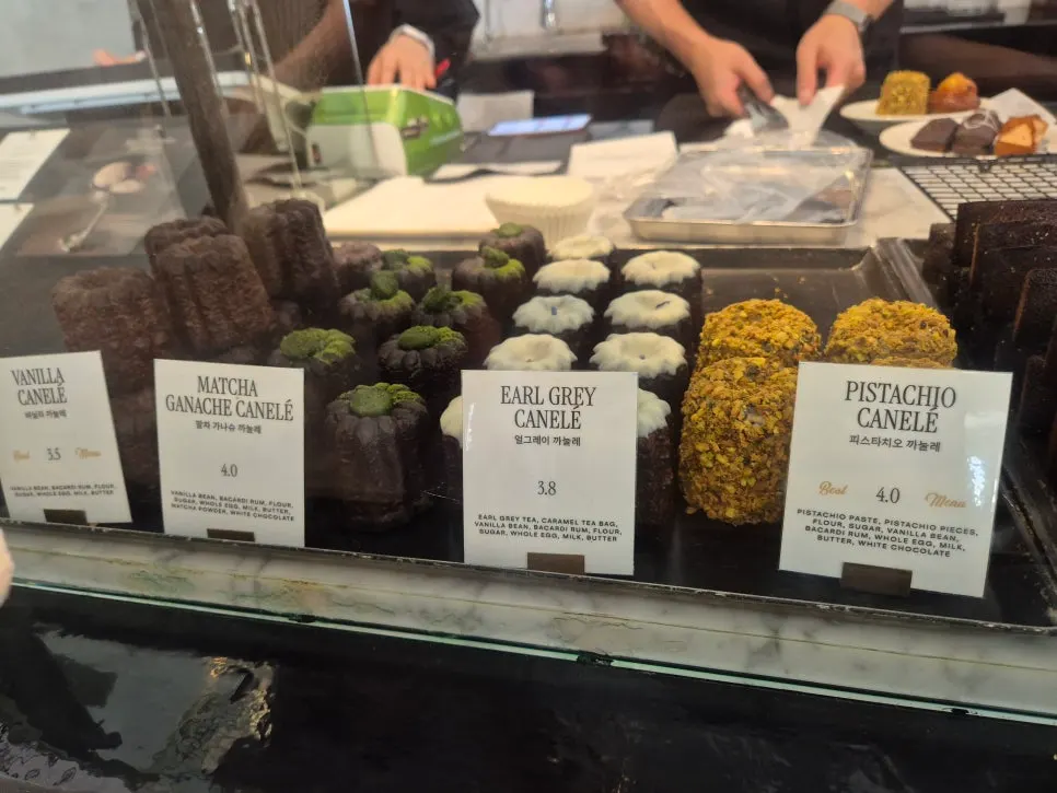 Canelés de vainilla, matcha y Earl Grey en exhibición