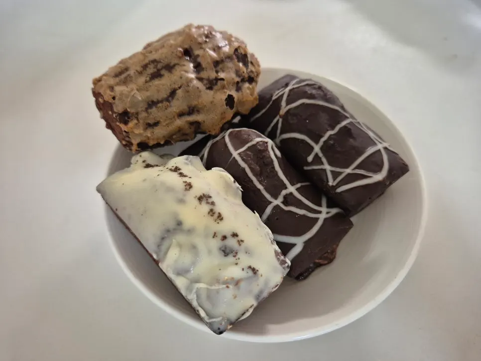 Latte descafeinado y bolsa de dulces horneados para llevar