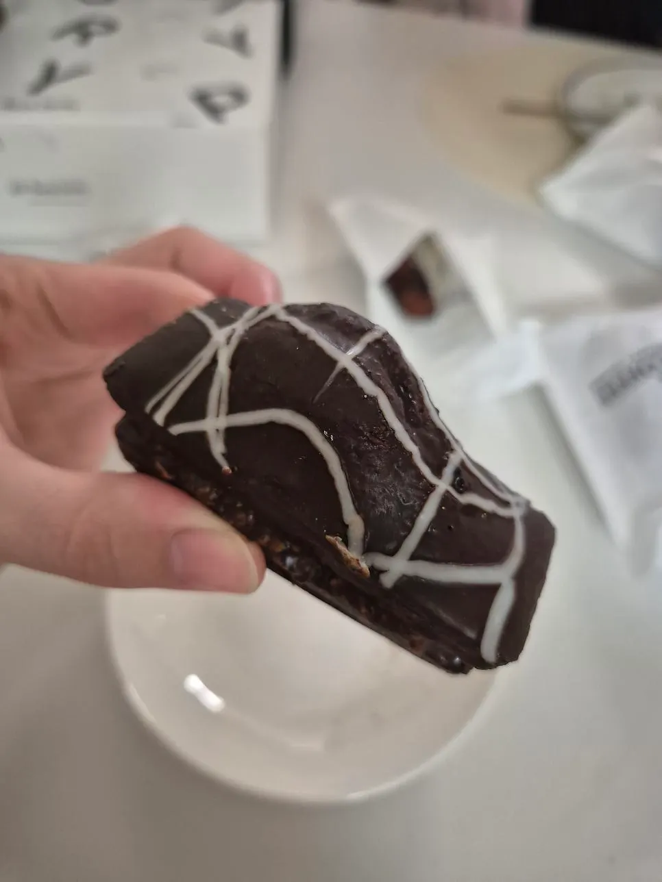 Financier de chocolate de Dubái recién sacado en casa