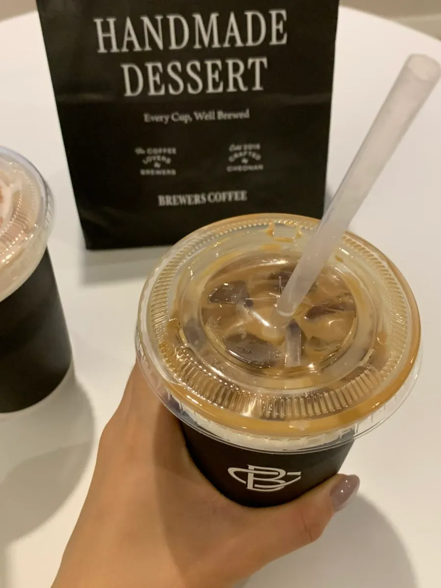 포장한 브루어스커피 음료와 디저트