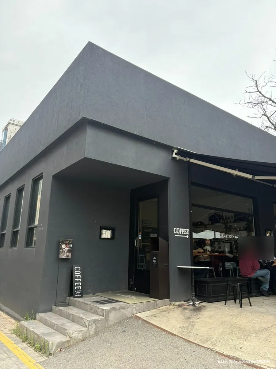 Vertical shot of the entrance of Brewers Coffee Cheonan Sinbu Branch