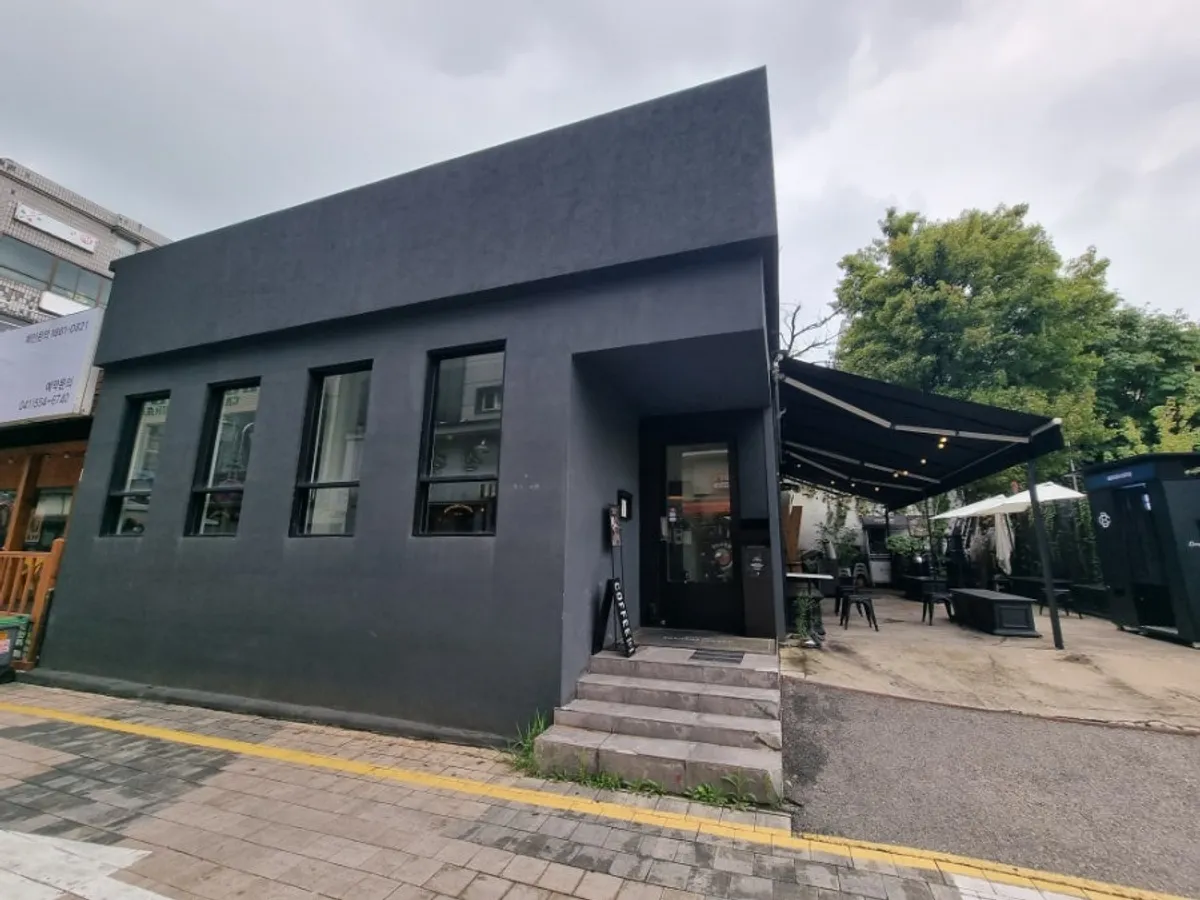 Exterior and terrace of Brewers Coffee in Sinbu-dong, Cheonan
