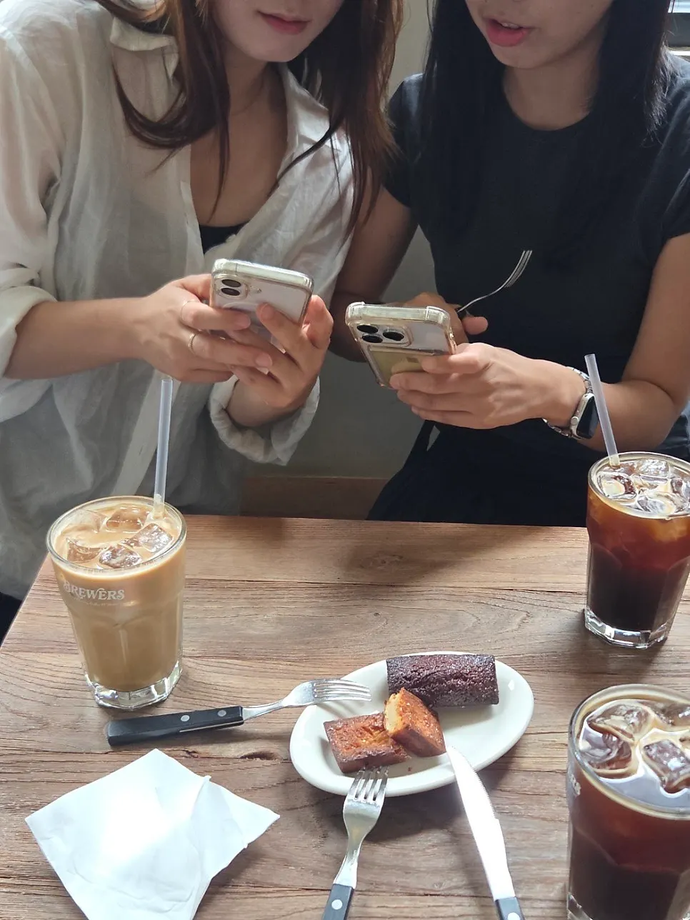 앤틱한 원목 가구가 놓인 브루어스커피 내부