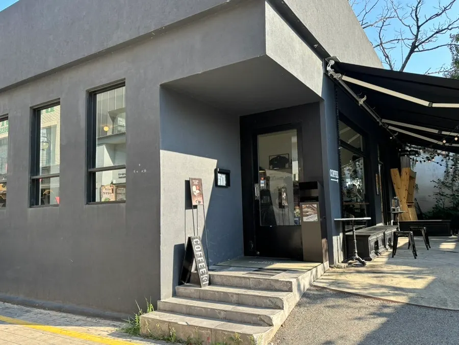 천안 신부동 브루어스커피 매장 외관