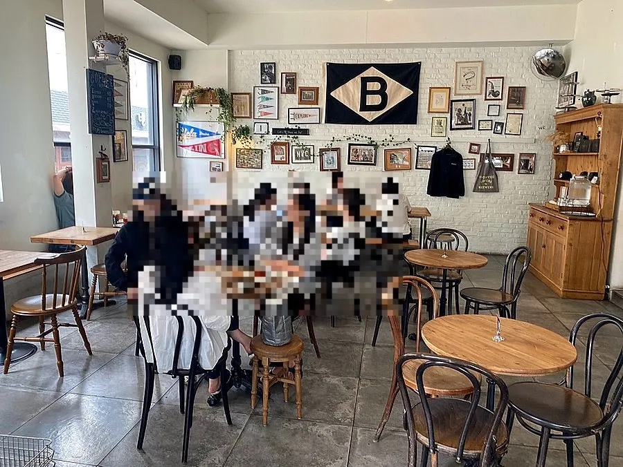 우드 테이블이 놓인 카페 내부