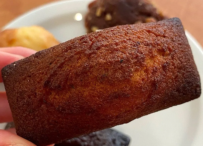 반으로 가른 플레인 휘낭시에 단면