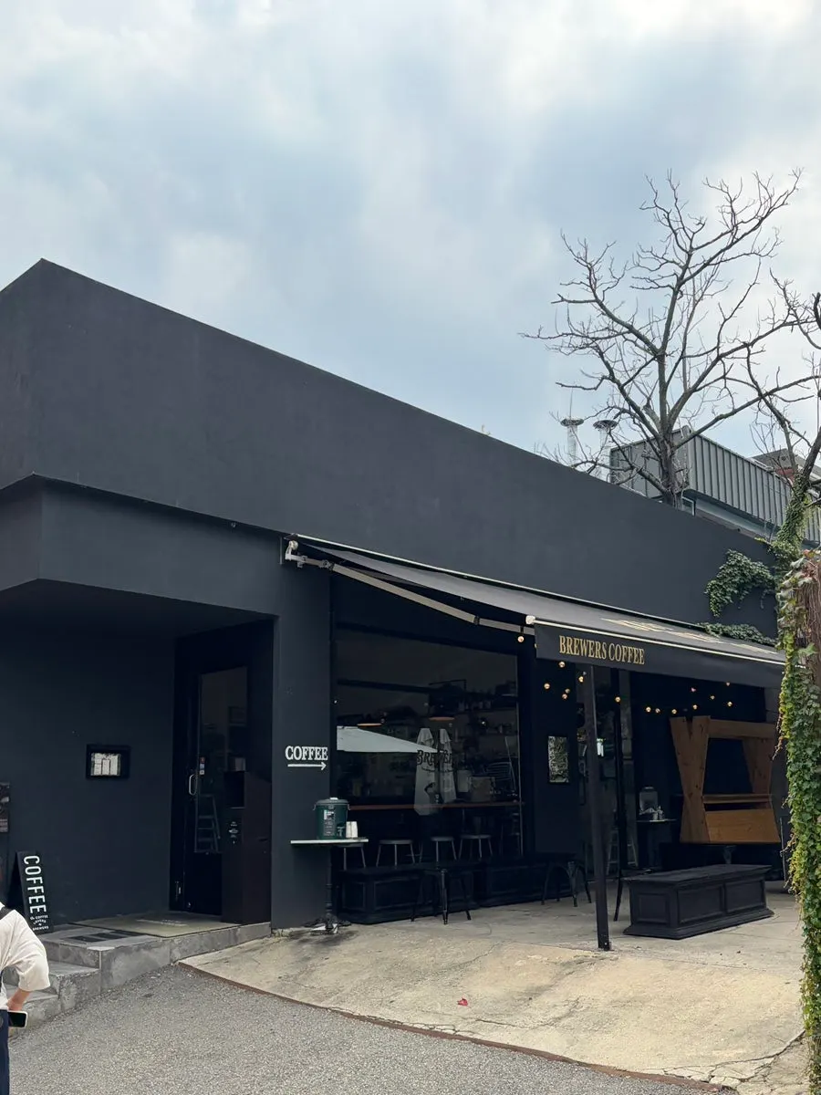 Black-toned exterior of Brewers Coffee Cheonan Sinbu Branch