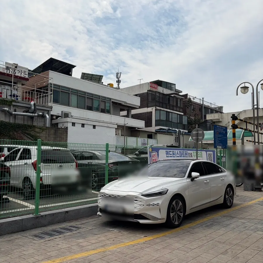 Area around the café entrance next to Sinbu Public Parking Lot No. 4