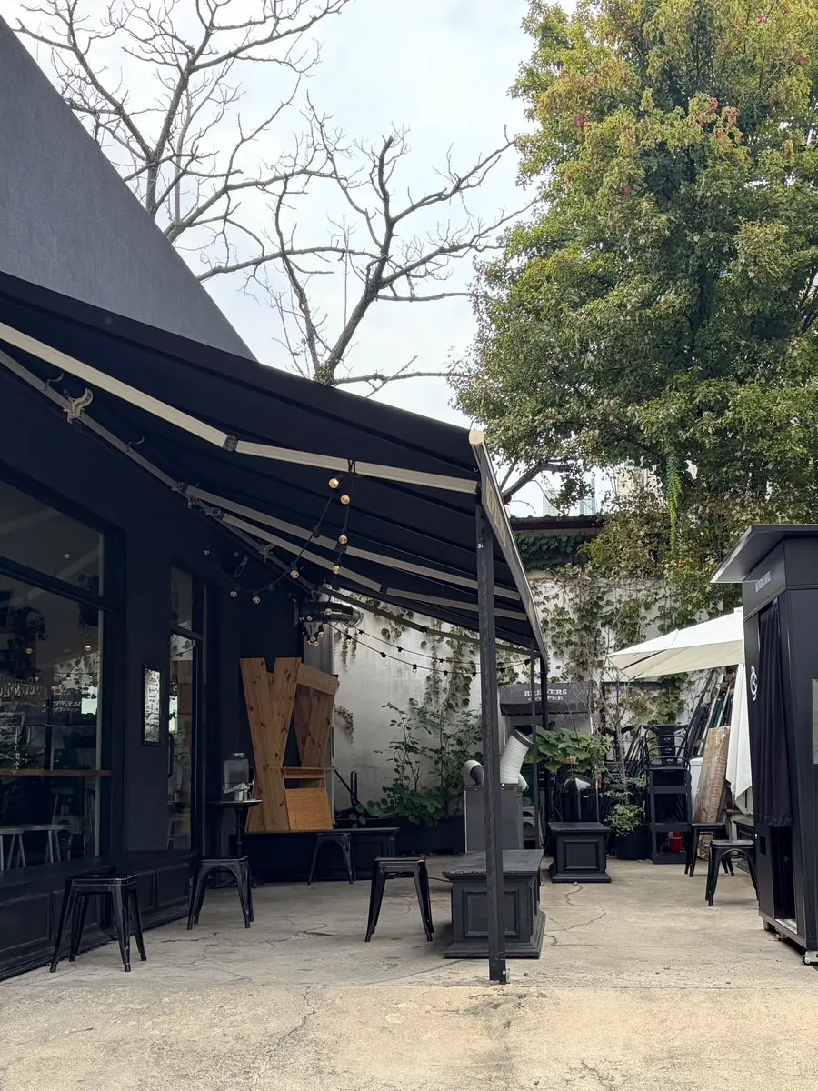 Street in front of the Brewers Coffee Cheonan Sinbu Branch building
