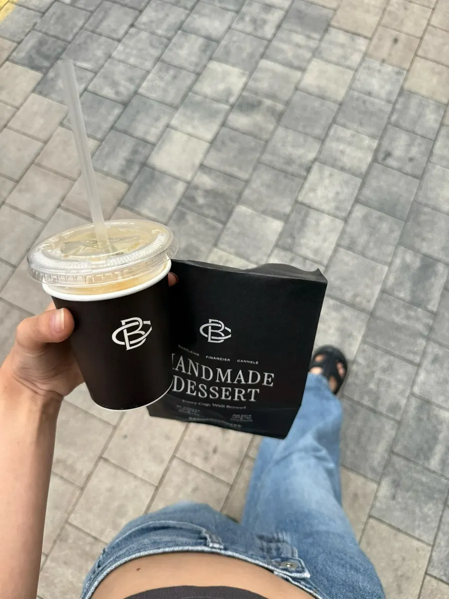 Chamomile iced tea with four packed baked goods