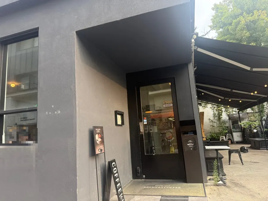 Full building view of Brewers Coffee Cheonan Sinbu Branch