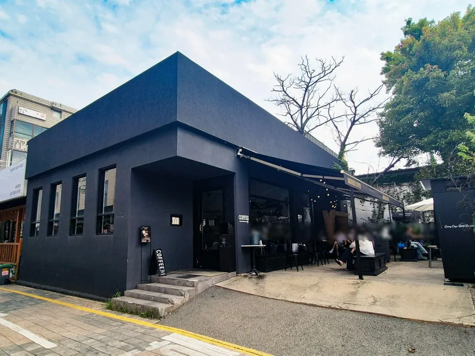 Black exterior of Brewers Coffee in Cheonan's Sinbu-dong