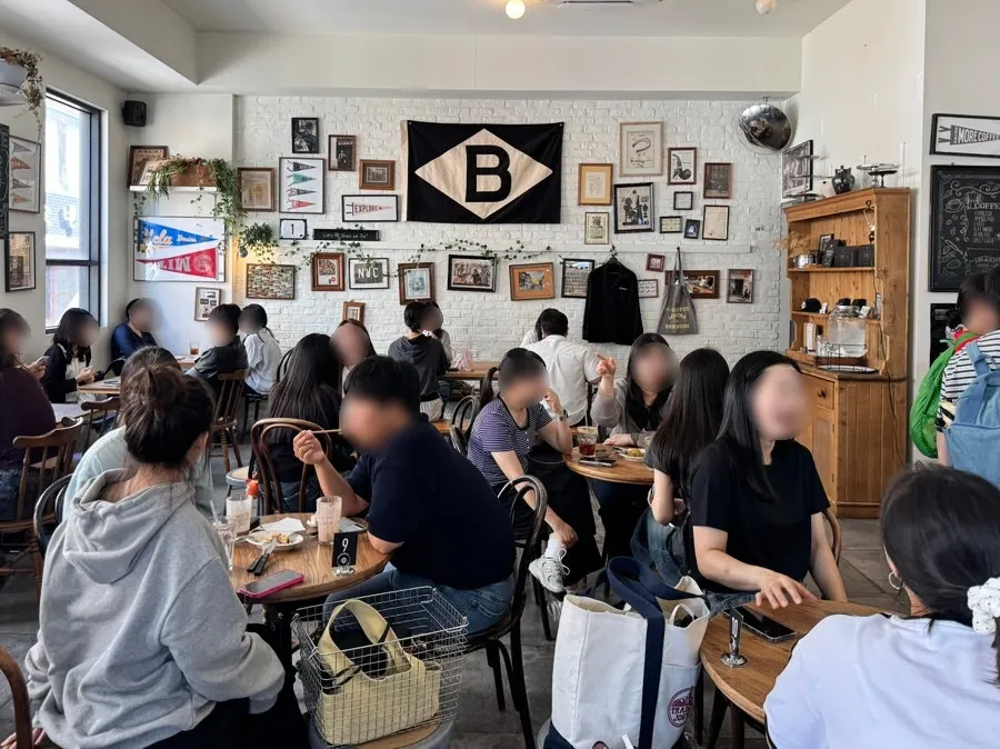 손님 많은 신부동 거리의 카페 입구
