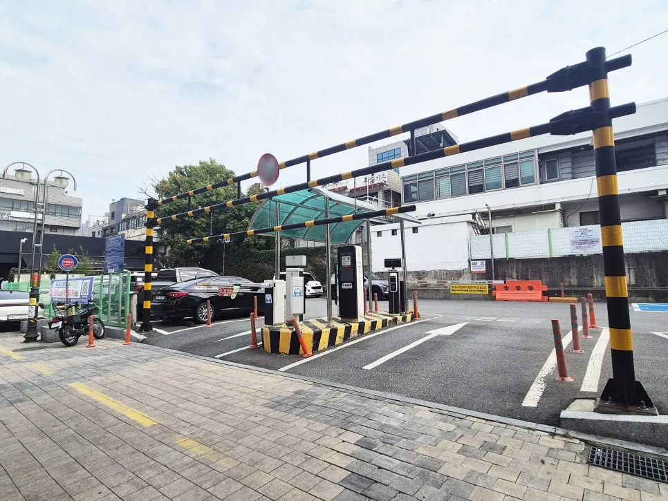 Area around Sinbu Public Parking Lot No. 4 next to Brewers Coffee