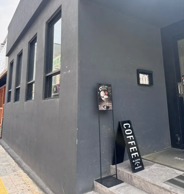 신부동 먹자골목의 빈티지한 브루어스커피 외관