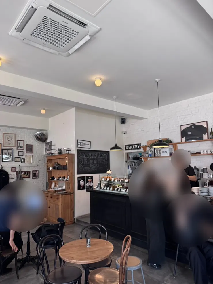 커피와 구움과자 디저트를 곁들인 테이블