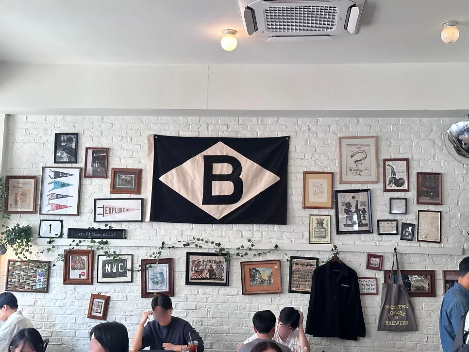 화이트 브릭 벽면과 B 깃발이 걸린 내부