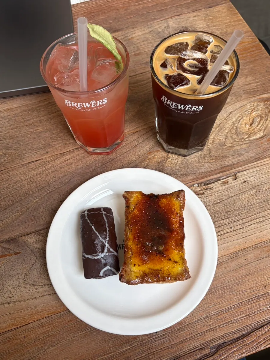 Flat peach iced tea, americano, and two desserts