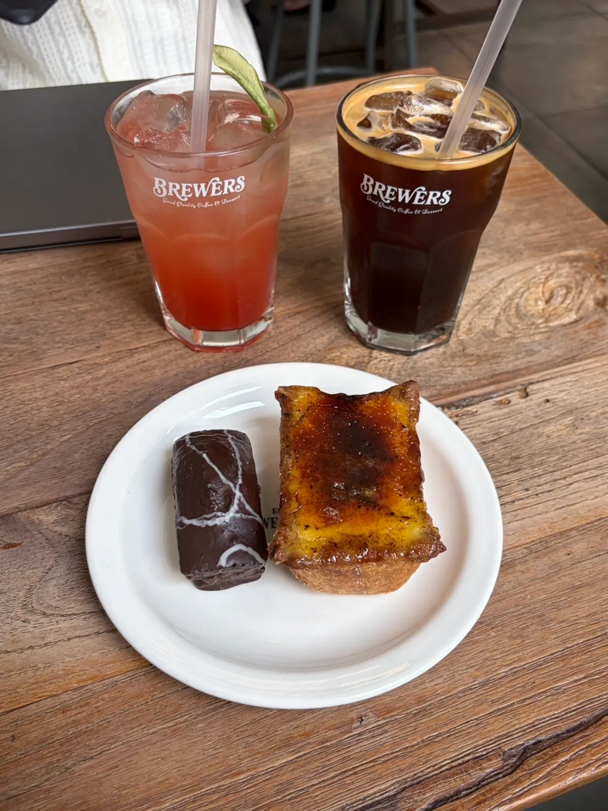Drinks and cream brûlée flan on the table