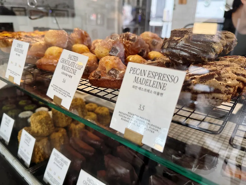 Display case with many madeleine varieties